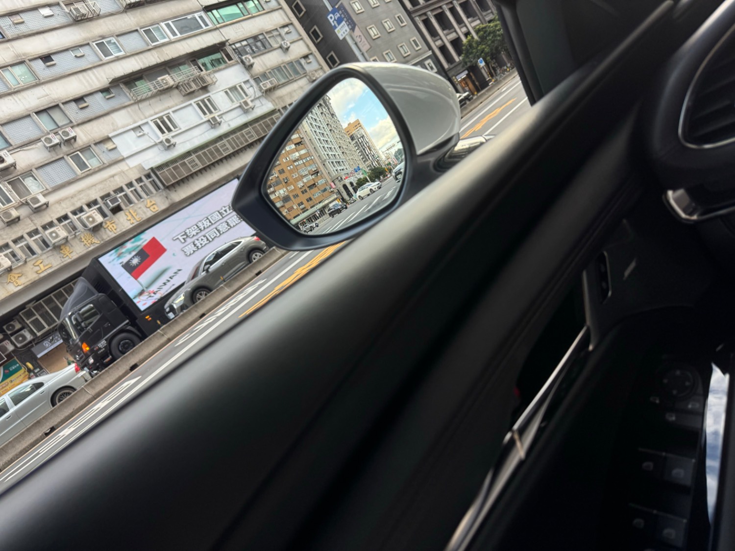 [問卦] 大罷免的電子看板宣傳車？