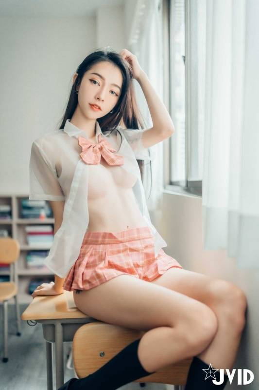 [JVID]飄飄女神校花制服初體驗(透明制服超激凸超細小丁極致美胸超細螞蟻腰超翹美尻最精緻的臉蛋最完美的