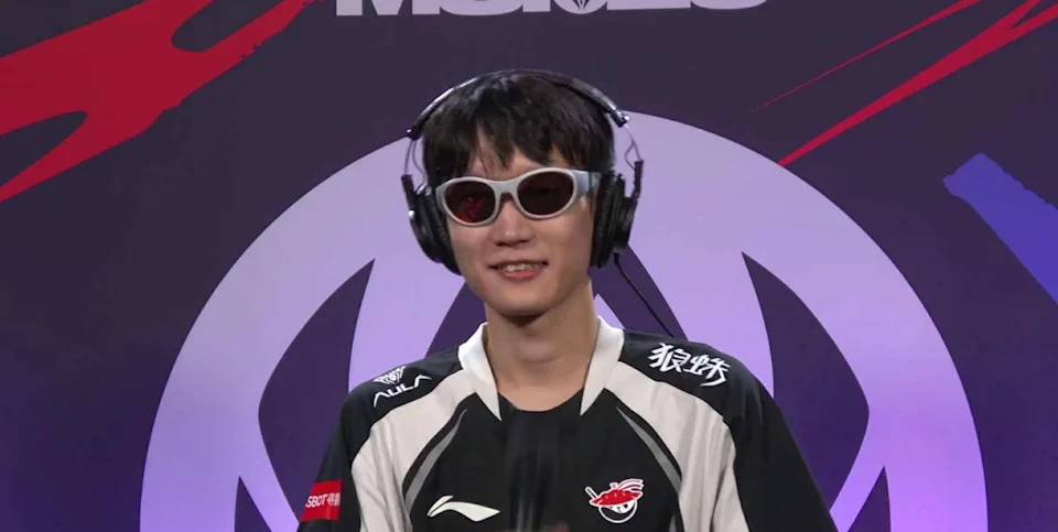 [外絮] Tarzan大秀中文受訪，Shanks超帥墨鏡現身