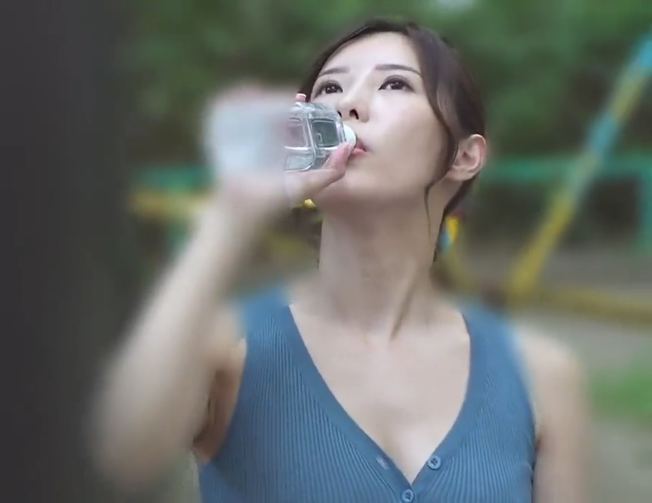 嬰兒車妻子遭跟蹤偷拍，催情劑誘發行為