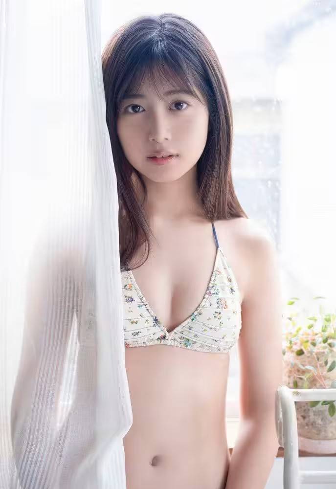 日本可愛女孩皮膚白皙笑容超甜美