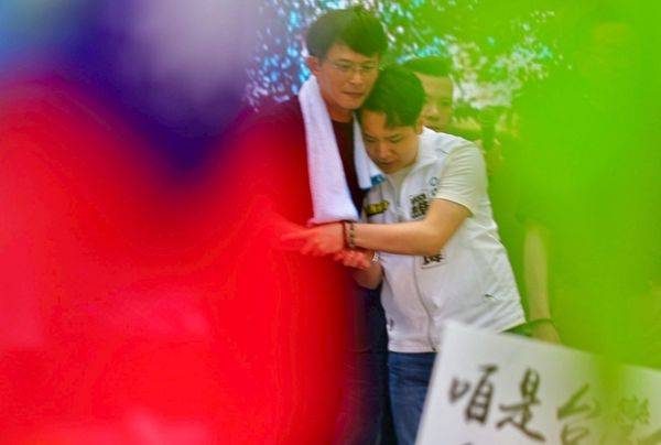 [討論] 羅庭瑋倒在黃國昌懷裡？