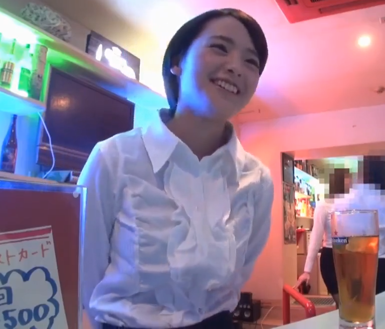 如何把在女子酒吧工作的可愛女孩變成性伴侶