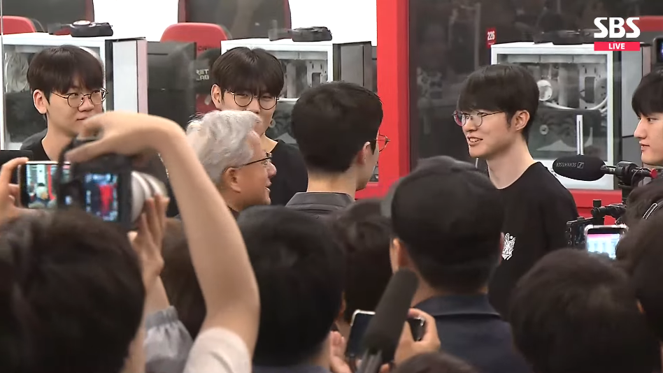 [閒聊] 黃仁勳為了跟Faker見面特地改行程 - 英雄聯盟 - PTT.BEST 批踢踢爆文 3