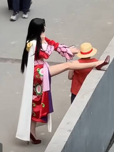 [問卦] 被蛇姬COSER用腿攔路你會怎麼辦?