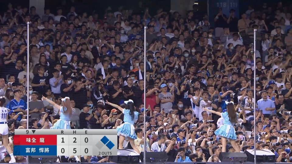 [問卦] 前面觀眾都不拍這邊 啦啦隊會在想甚麼