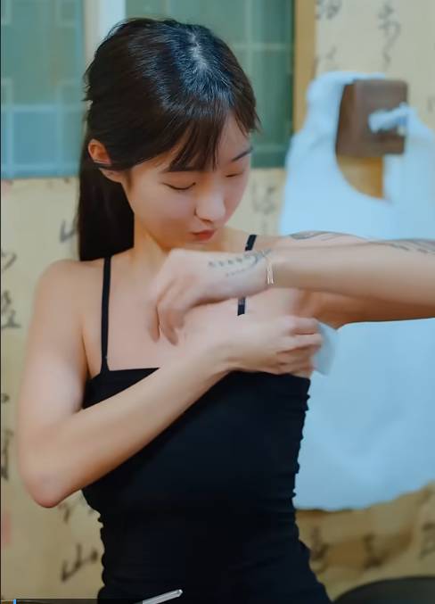 [問卦] 正妹擦過腋下的面紙,你是店員會怎處理?