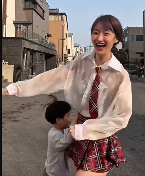 [問卦] 小男孩也會好色嗎?他一直想脫正妹的裙子