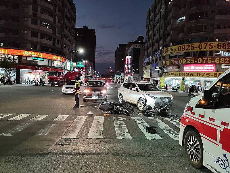 [新聞] 影／高雄恐怖車禍！轎車左轉撞飛機車 年輕情侶左大腿變形