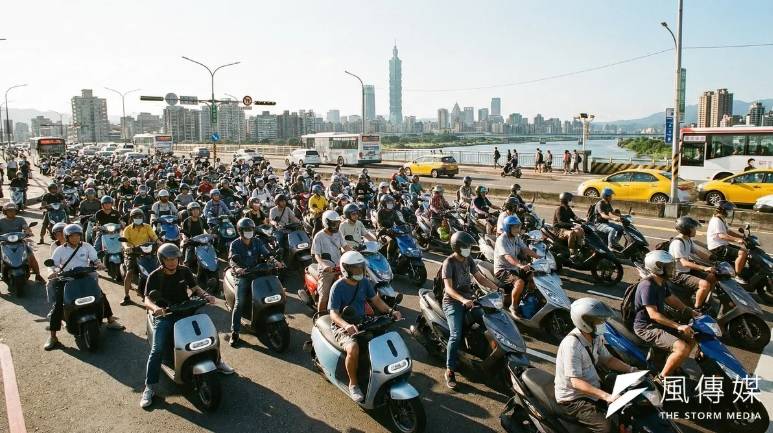 [新聞] 機車族不用淋雨了！駕艙機車將合法開放 - 八卦 - PTT.BEST 批踢踢爆文