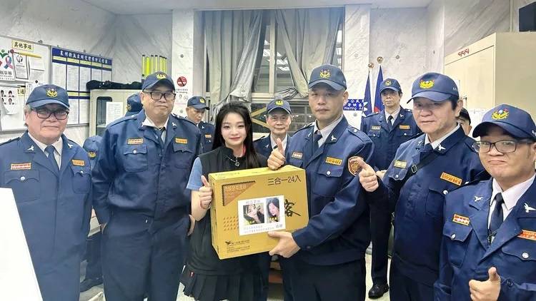 [新聞] 應佳妤送泡麵讓警列隊拍照？ 應曉薇嗆網 - 八卦 - PTT.BEST 批踢踢爆文 3