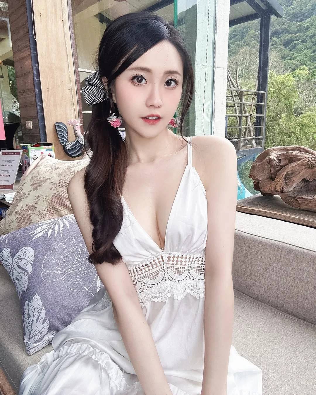 性感小惡魔展現飽滿火辣身材
