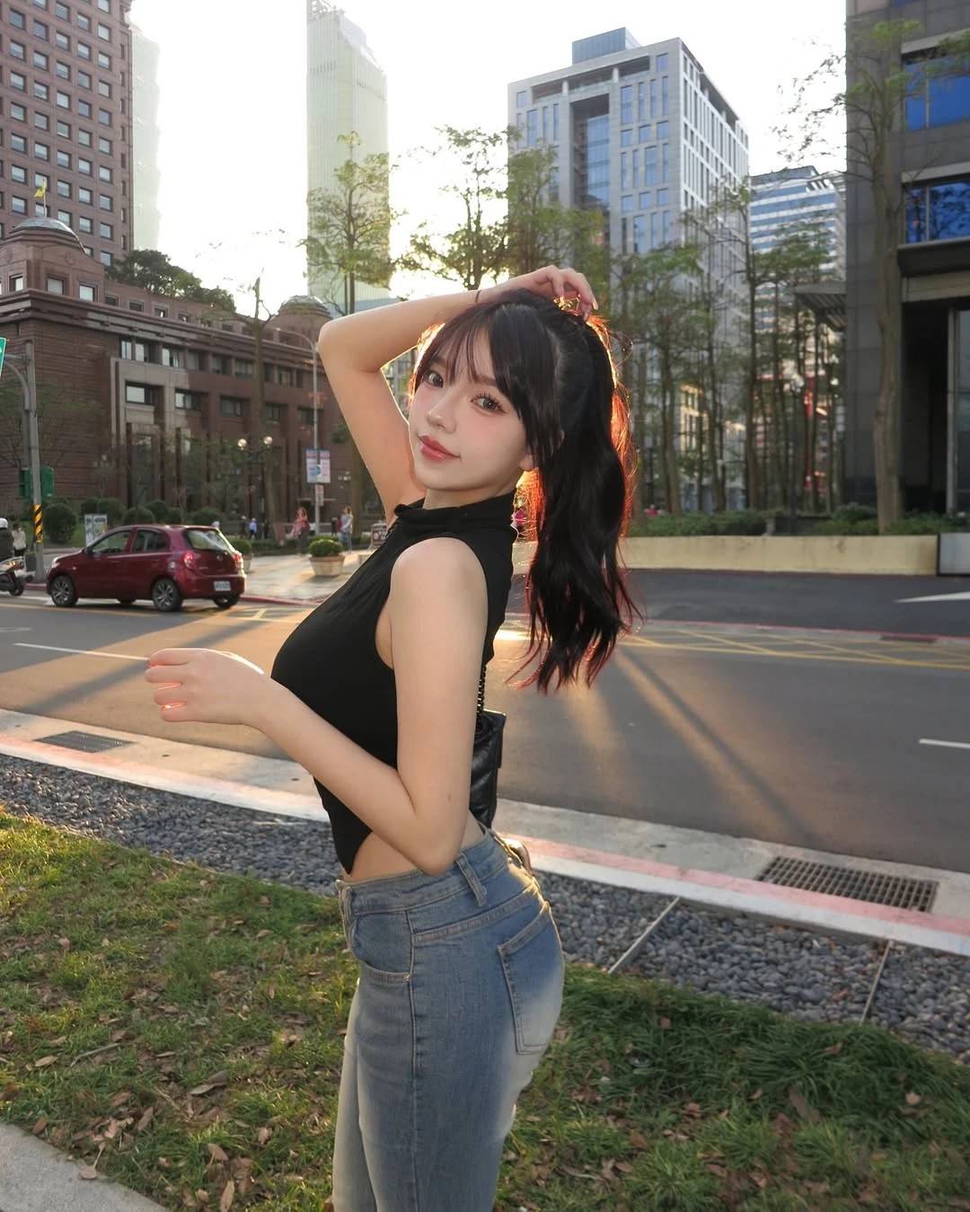 深V乳溝 這畫面太誘惑了_激情情色貼圖