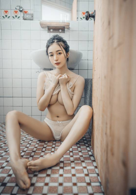 【JVID】肉包MiniX夏暮光-首次全裸合體豪宅雙女僕餐桌上的激烈碰撞