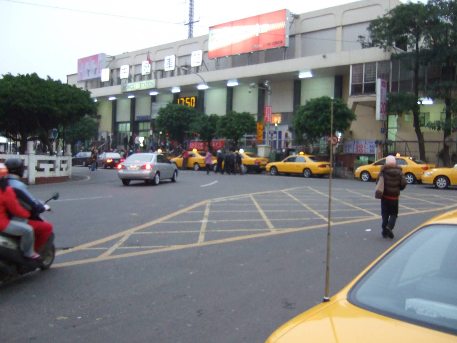 [閒聊] 這是台中火車站前嗎？