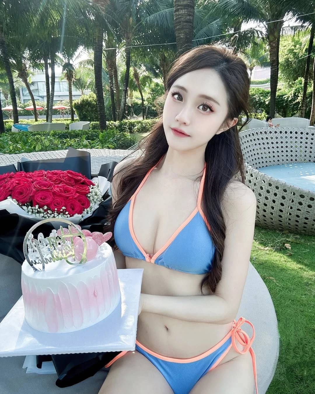 性感小惡魔展現飽滿火辣身材