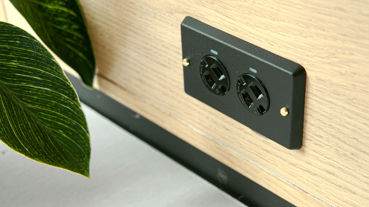 Elevon プラグが外れないロック機能付き WOOD壁付けコンセントシリーズ - クルミ - ウォールデコ・壁紙 - 木製 ブラウン
