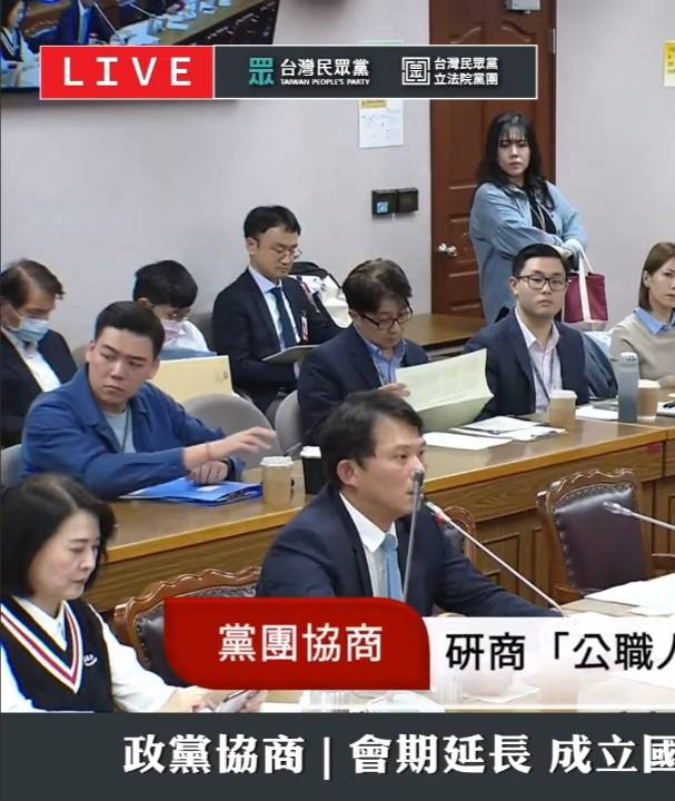 [討論] 早就合照,黃國昌還堅持賴苡任是路人喔?