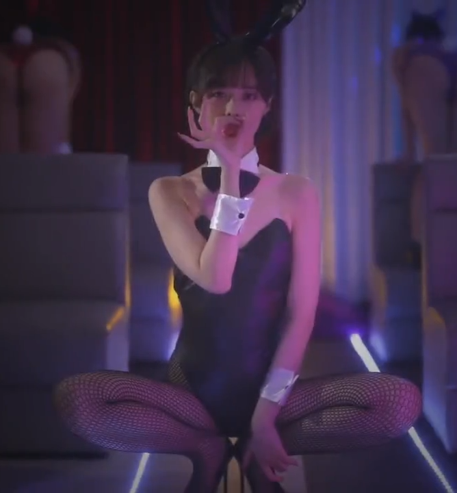 性感兔女郎在按摩院扭動兔臀_月野露娜