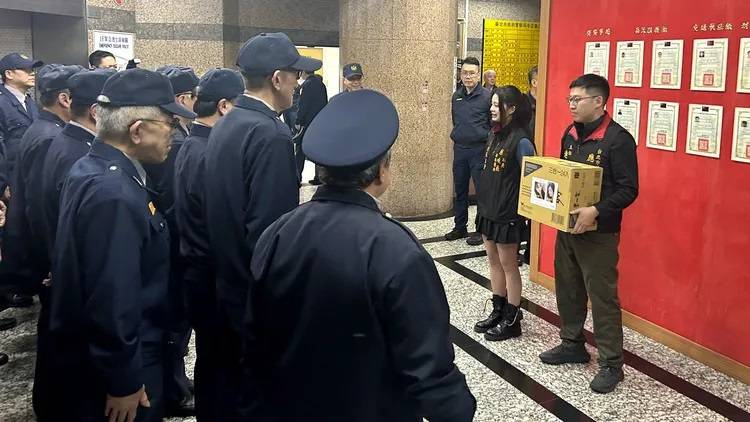 [新聞] 應佳妤送泡麵讓警列隊拍照？ 應曉薇嗆網 - 八卦 - PTT.BEST 批踢踢爆文