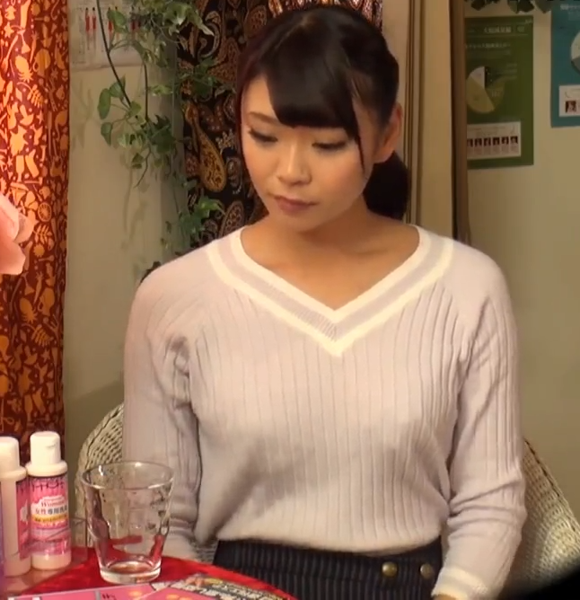 女同性戀美容師給她服用催情劑，使她淪為俘虜