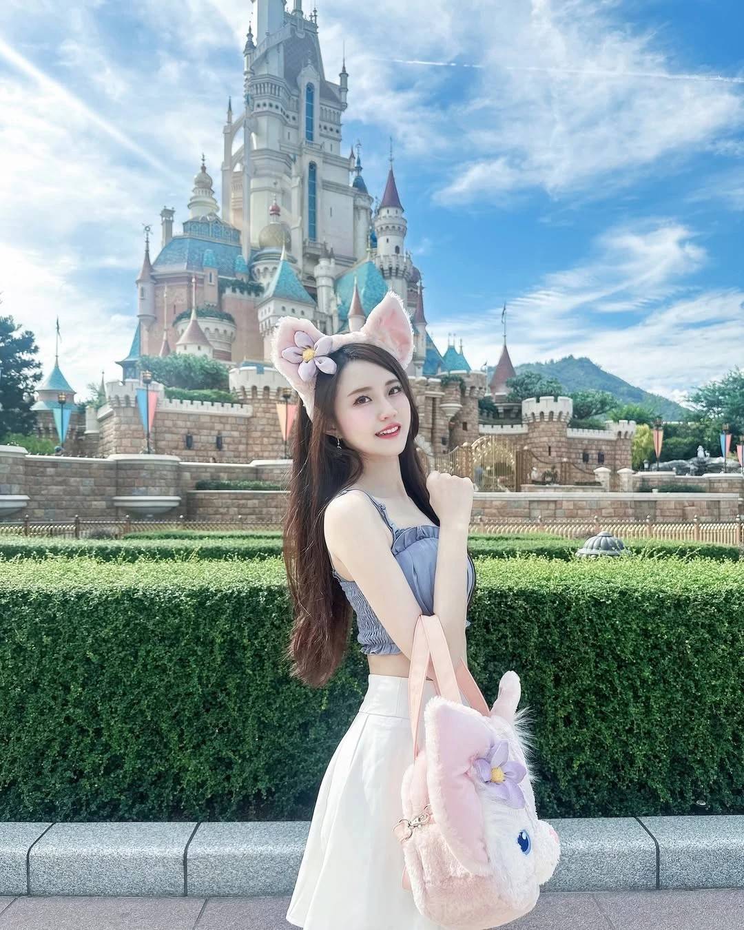 性感小惡魔展現飽滿火辣身材