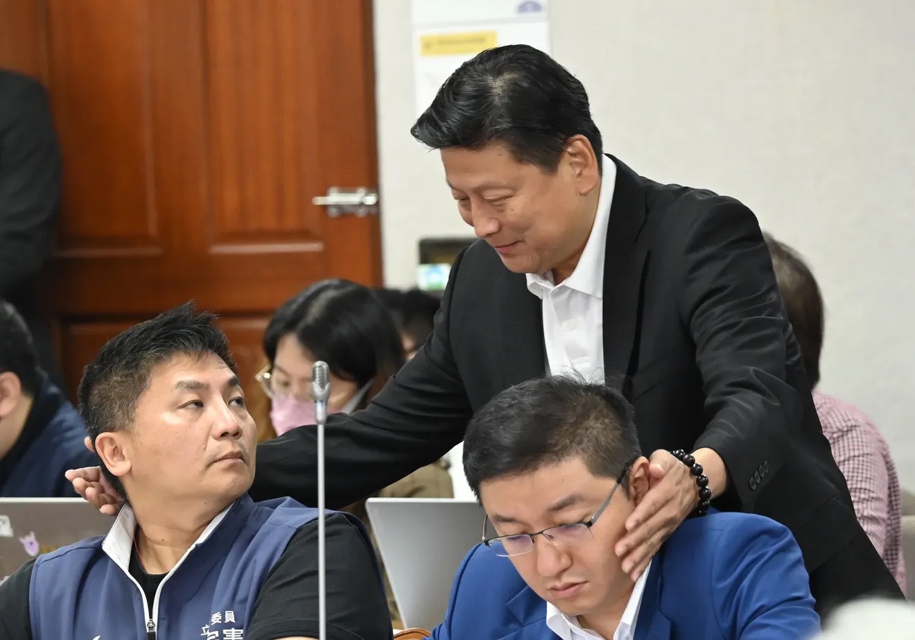 [討論] 傅崐萁這動作是什麼意思？