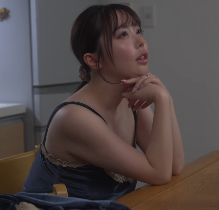 妻子與情人在玄關處貪婪地糾纏著燥熱的身體_小栗操