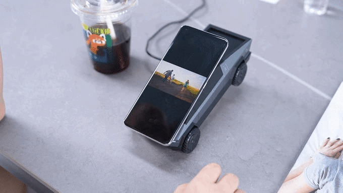 「CyberDock」的手機充電位置為可 90 度旋轉的磁吸式充電座，平時還可以當成手機支架使用，支援橫放與直放。（影片 / kickstarter）