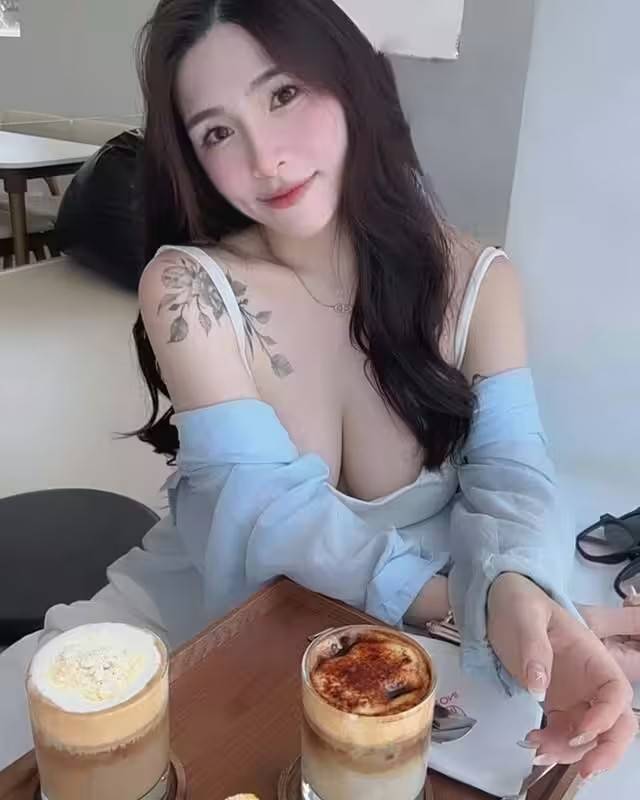 白皙的肌膚和逆天美腿令人稱羨
