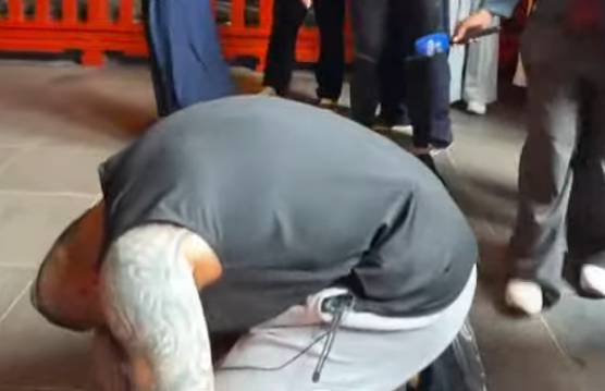 圖 館長下跪的時候在想什麼?