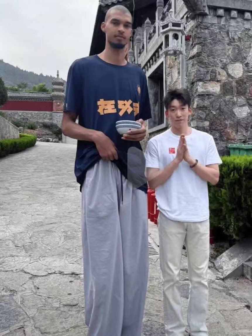 [花邊] 斑馬手拿兩個碗身穿在功夫T和粉絲合照