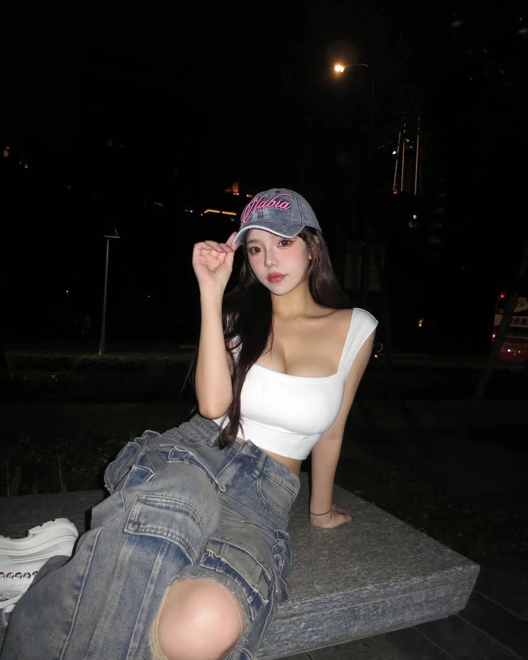 深V乳溝 這畫面太誘惑了_激情情色貼圖