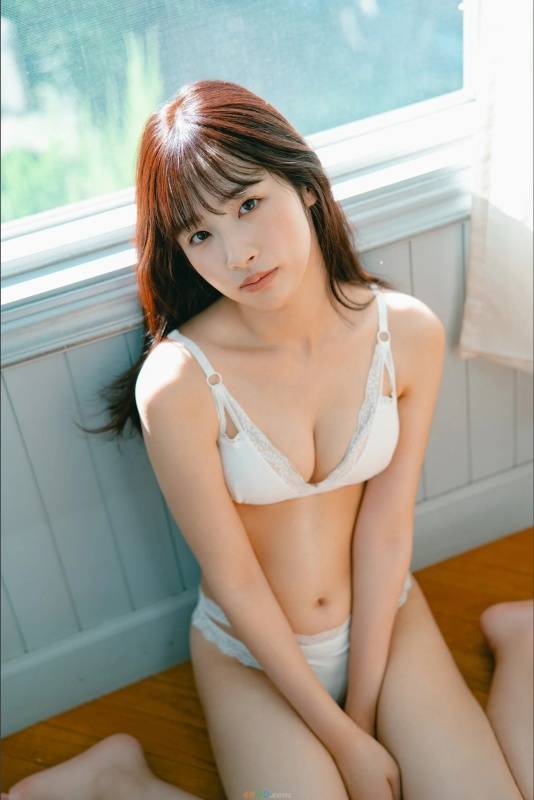 【寫真書】YuriaSatomi(裡美ゆりあ)-濃密グラビア寫真集夫の部下を誘惑する団地妻