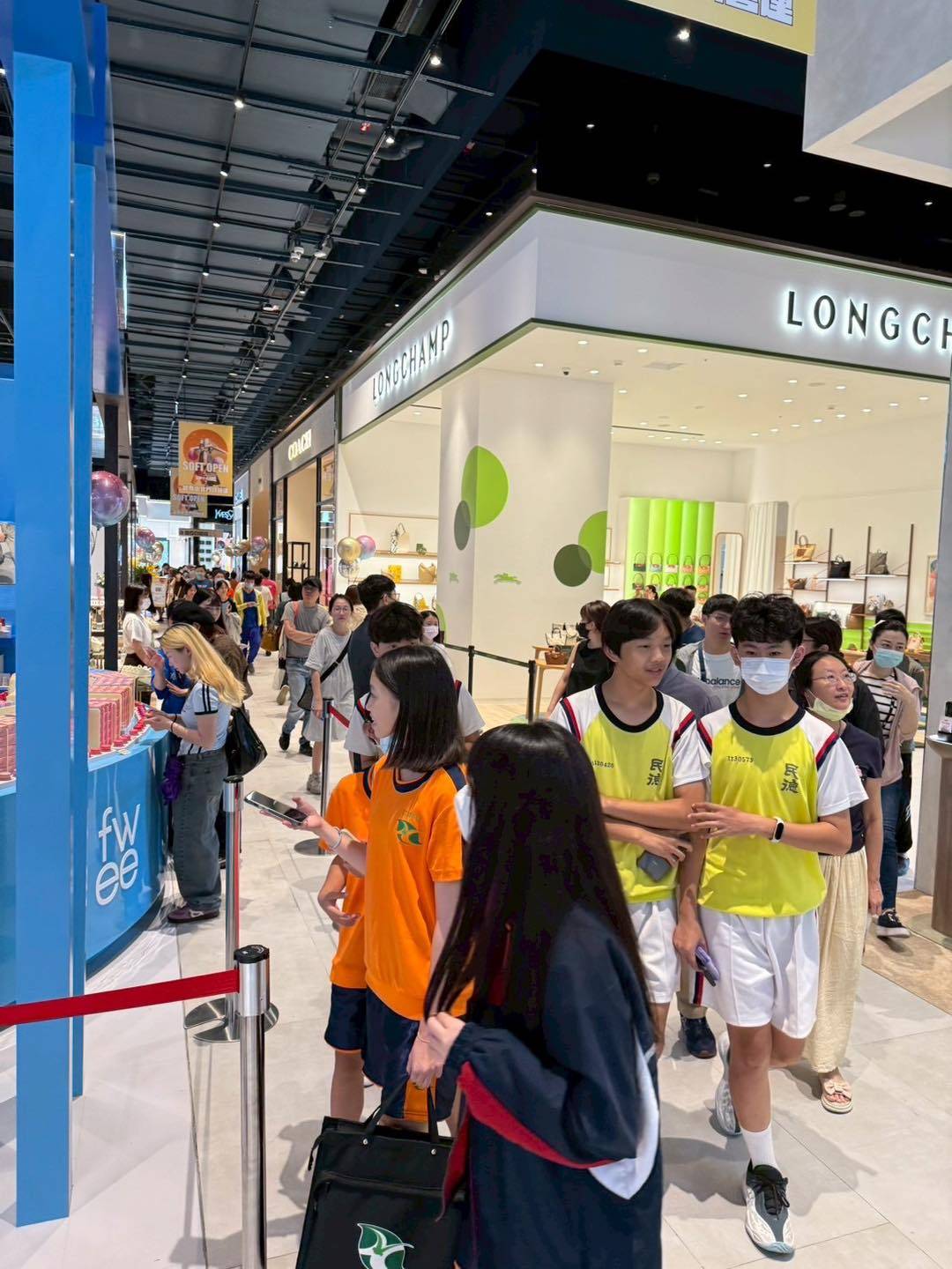 [問卦] 為何新光台南小北門店滿滿都是學生妹?