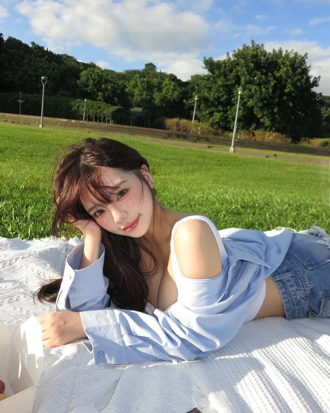 深V乳溝 這畫面太誘惑了_激情情色貼圖