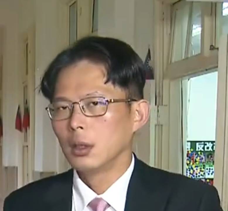 [討論] 國昌老師今天的假髮是不是有點怪？