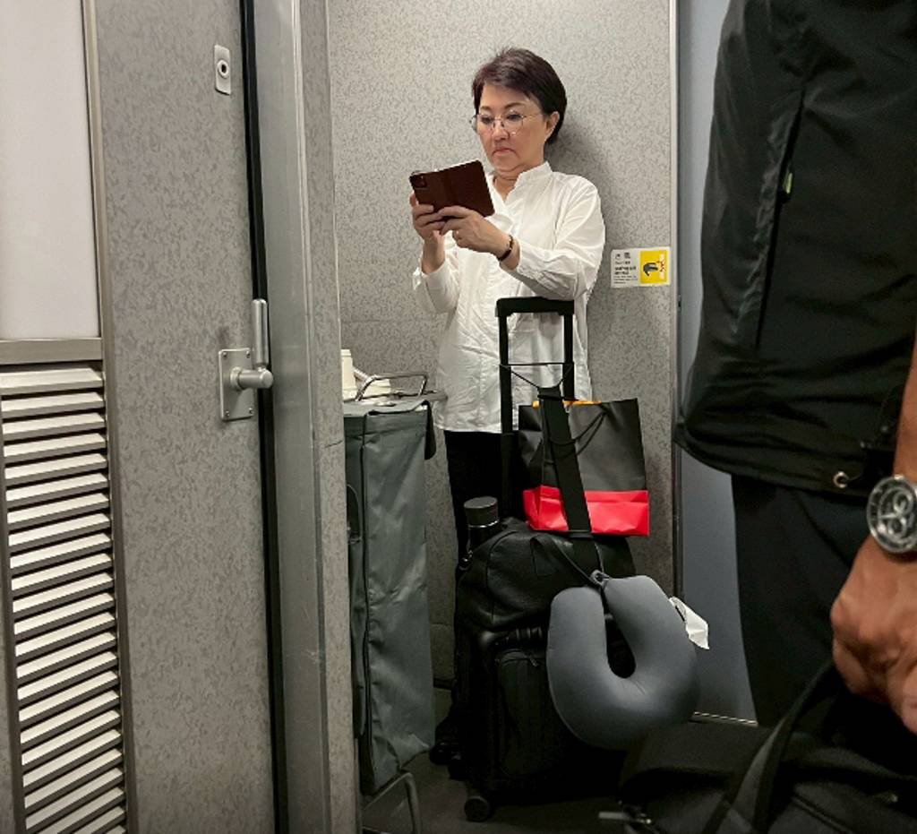 Re: [討論] 盧秀淹在商務艙外擺拍被抓包