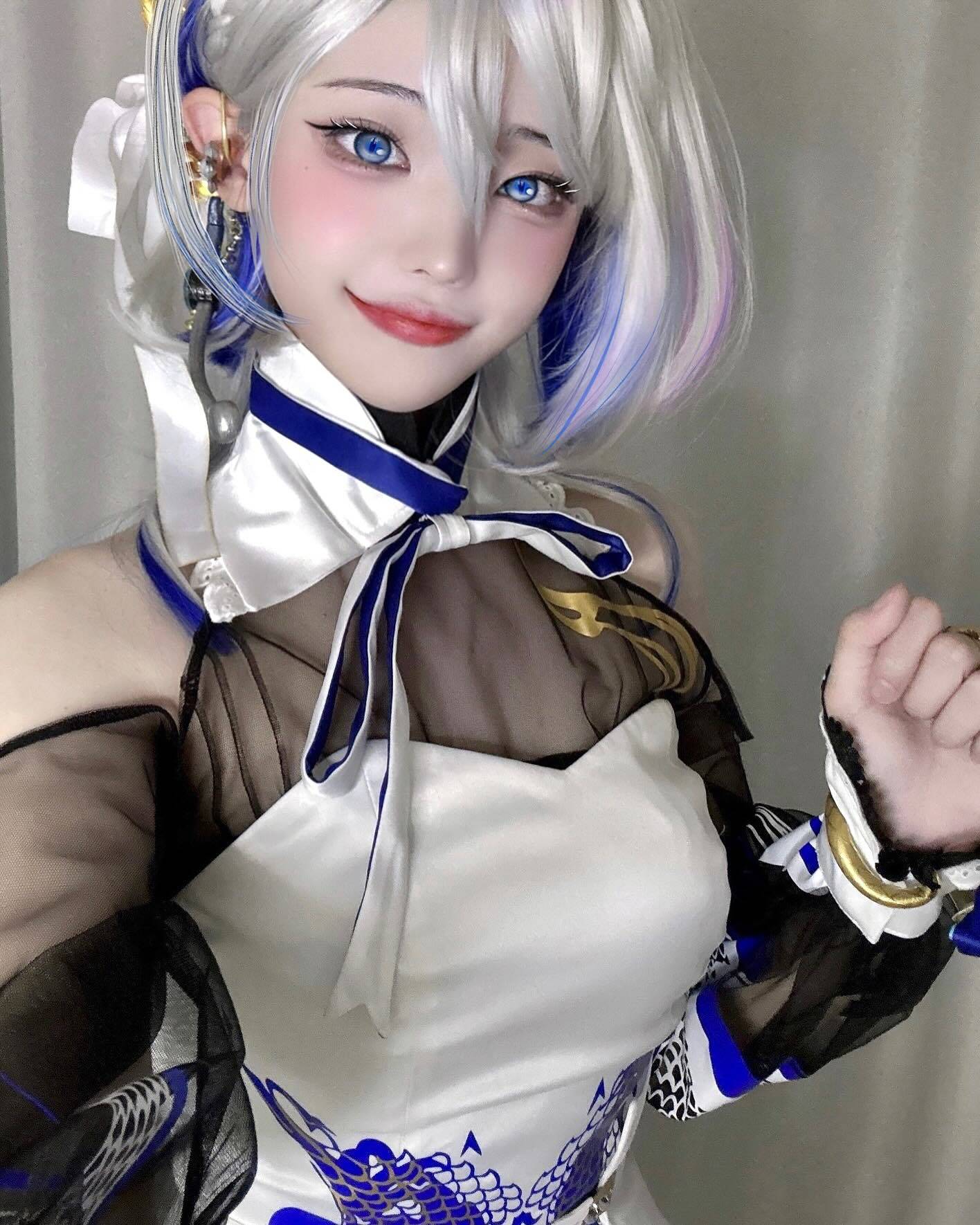 圖 Hebi V皮和超美麗3D版(QWER-Hina)連動直播