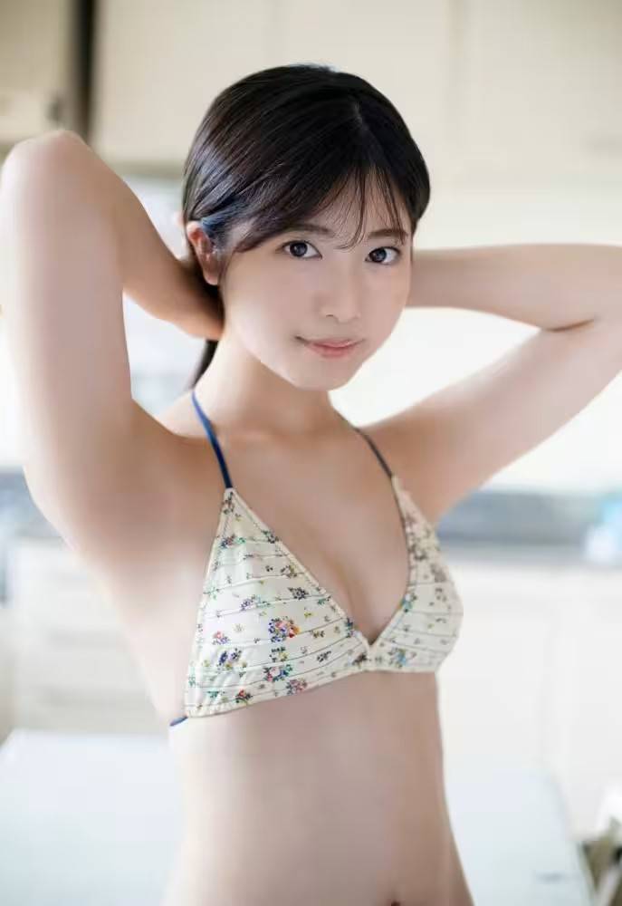 日本可愛女孩皮膚白皙笑容超甜美