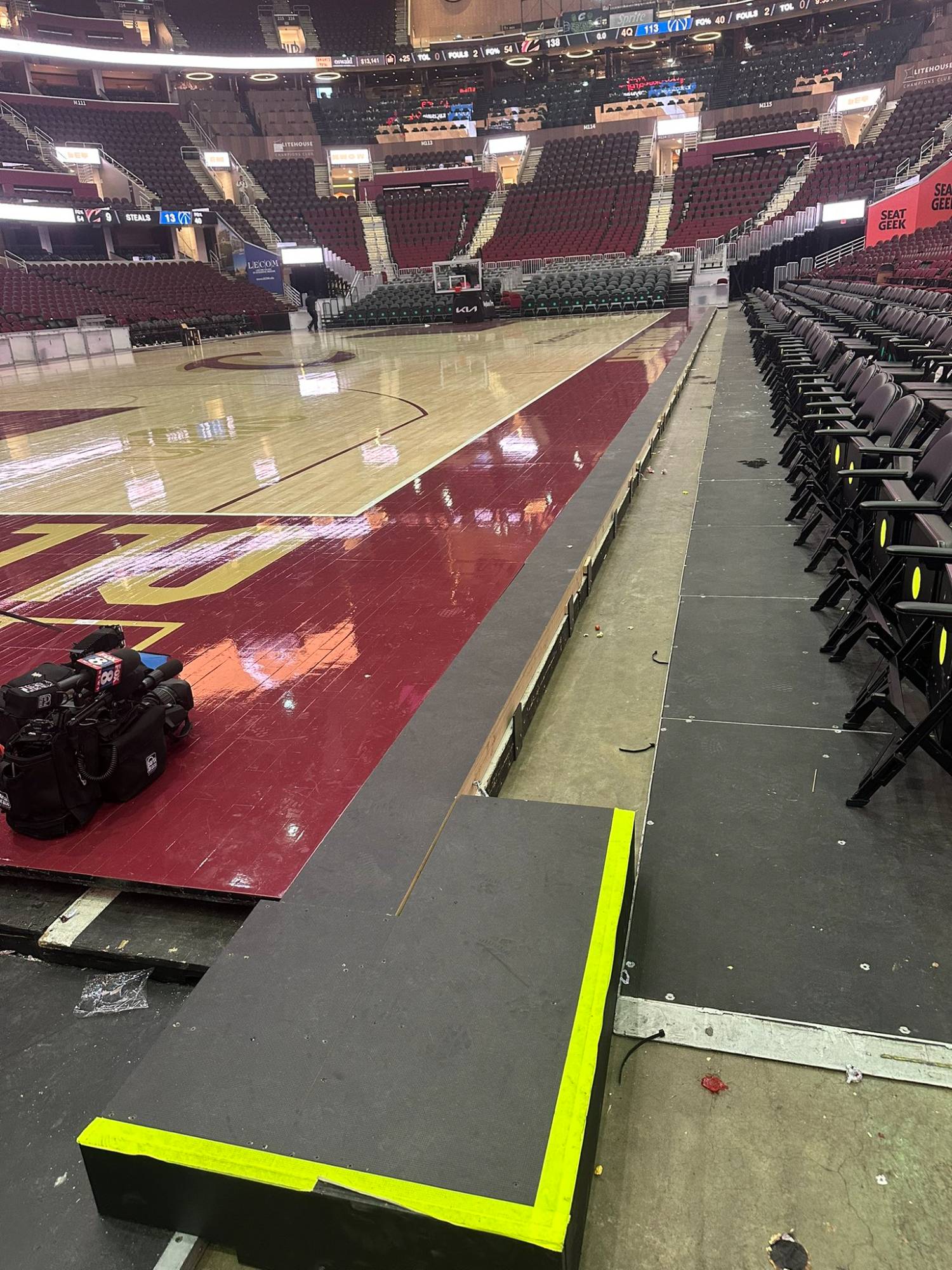 [花邊] 在讓77受傷後 騎士對球場地板進行了調整 - 美國職籃 - PTT.BEST 批踢踢爆文 2