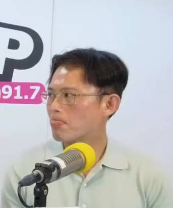[討論] 腳尾蔥中分O頭舔嘴示範照