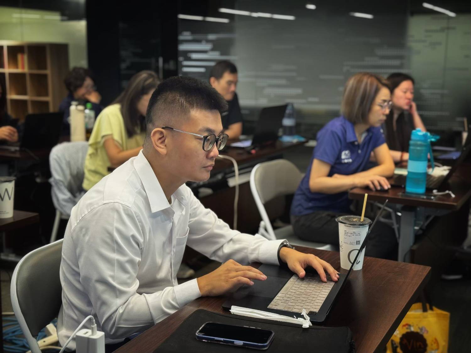 心巢房屋 CEO 與團隊在導入制度化與數據化課程中專注實作，透過工具運用強化內部營運與流程管理能力。