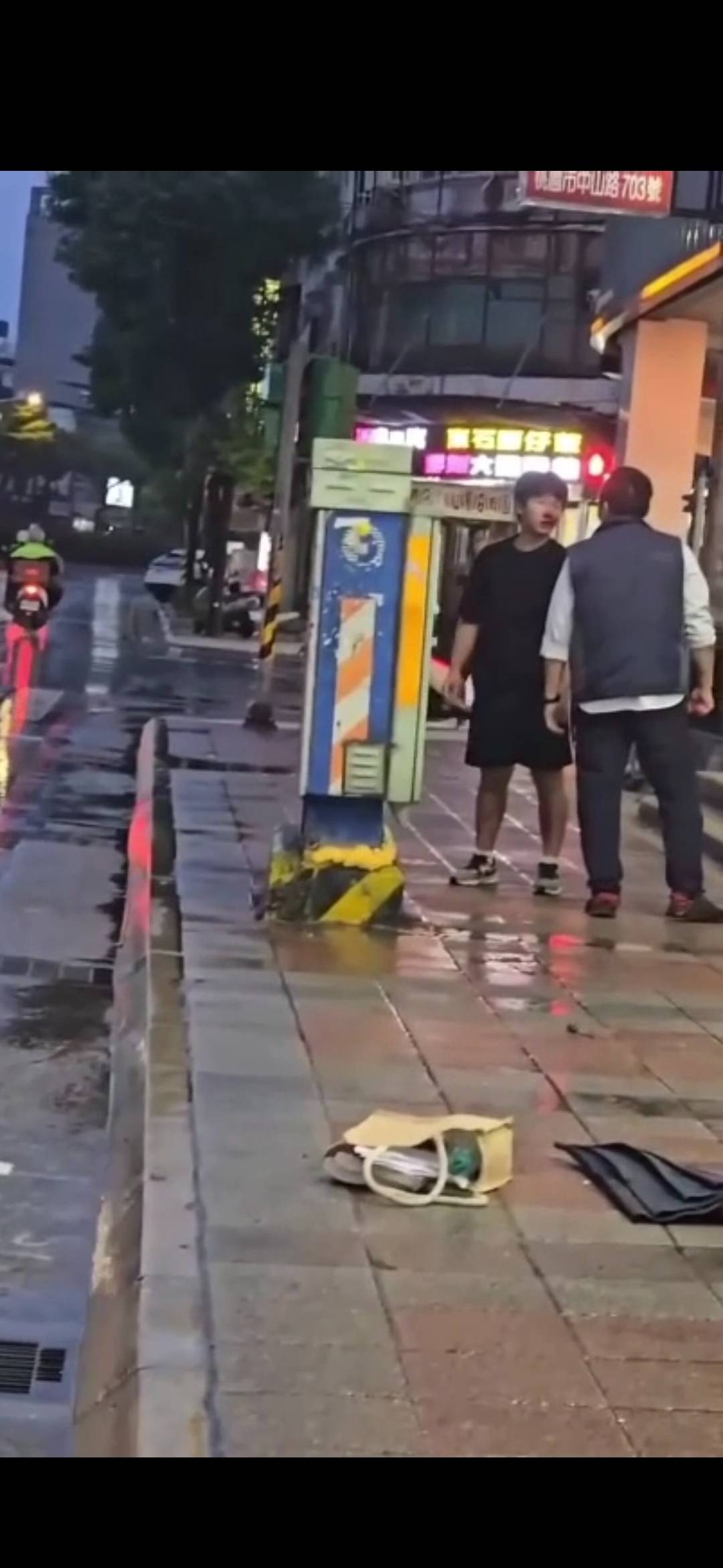 Re: [新聞] 桃客司機當街和高中生互毆　學生滿臉血仍