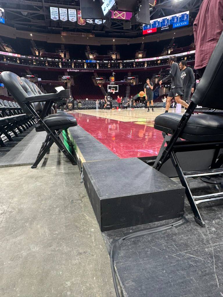 [花邊] 在讓77受傷後 騎士對球場地板進行了調整 - 美國職籃 - PTT.BEST 批踢踢爆文