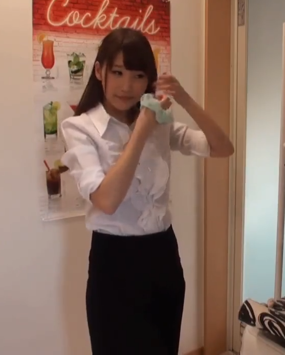 以前欺負我的那個不良少女已經成了漂亮的妻子