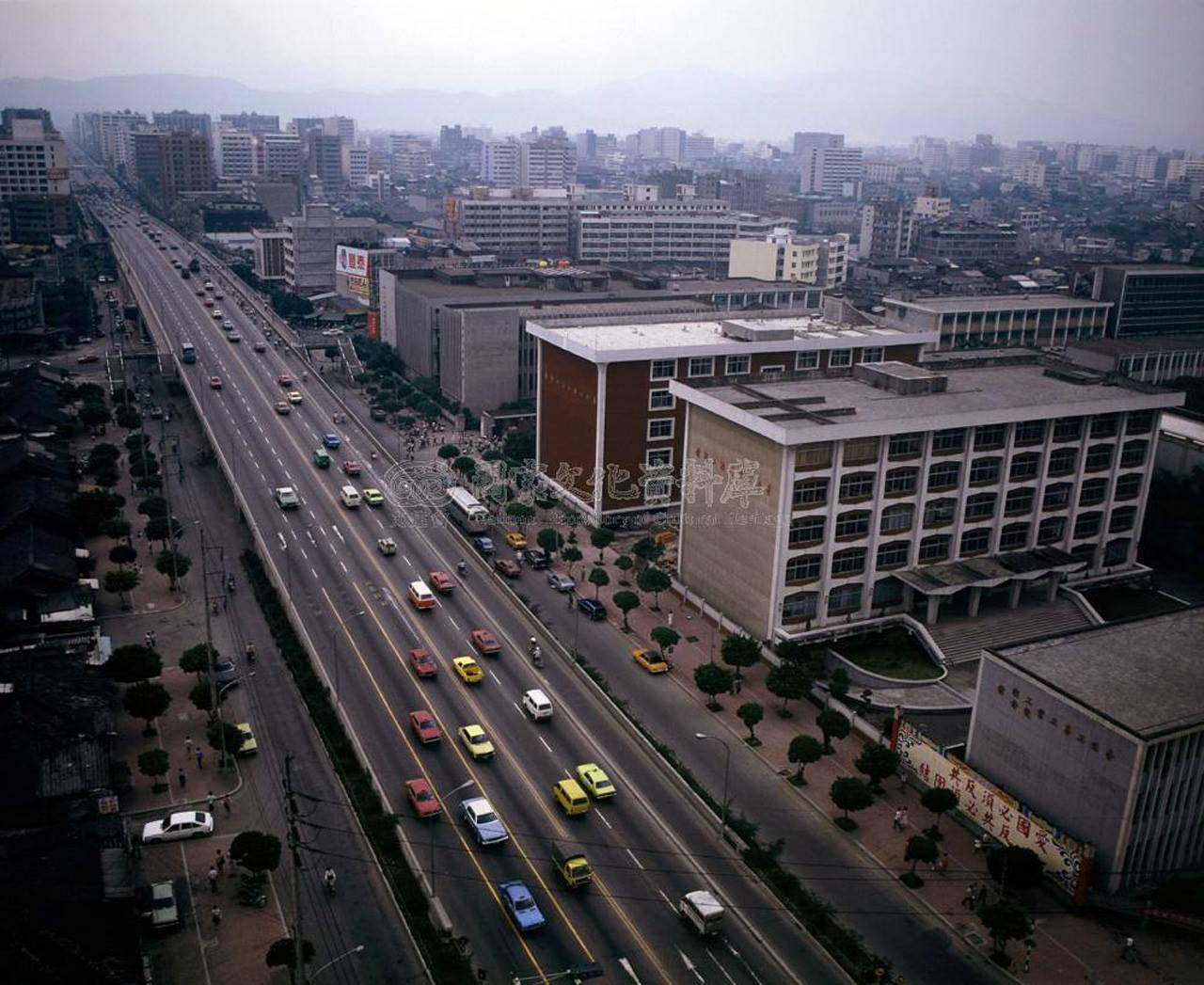 [問卦] 舊光華橋最早有慢機車道嗎?