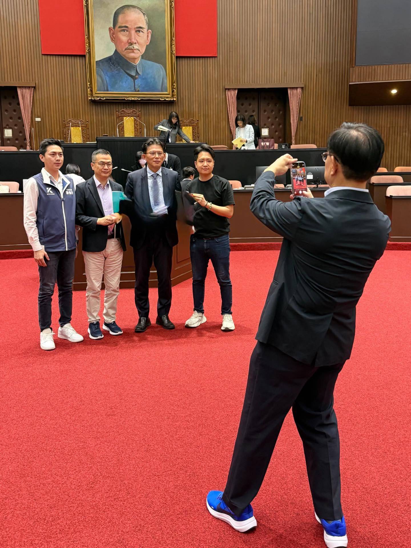 [討論] 黃國昌今天的髮型叫什麼呀