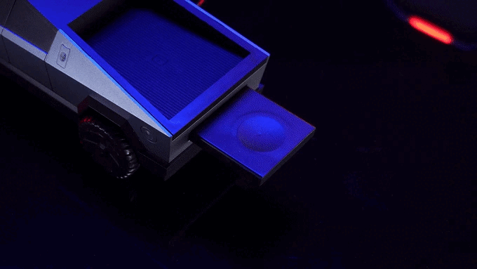 「Cyberdock」無線充電器的手錶充電位置採觸控彈出設計，隱藏式設計讓整體外觀更顯俐落。（影片 / kickstarter）