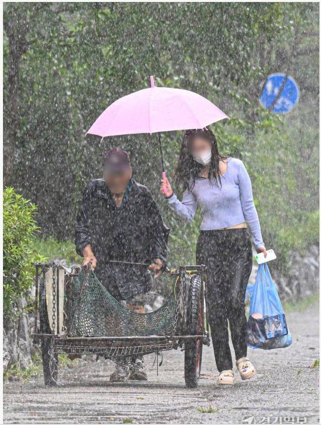 [問卦] 韓國地方媽媽濕透 幫撿回收老人撐傘